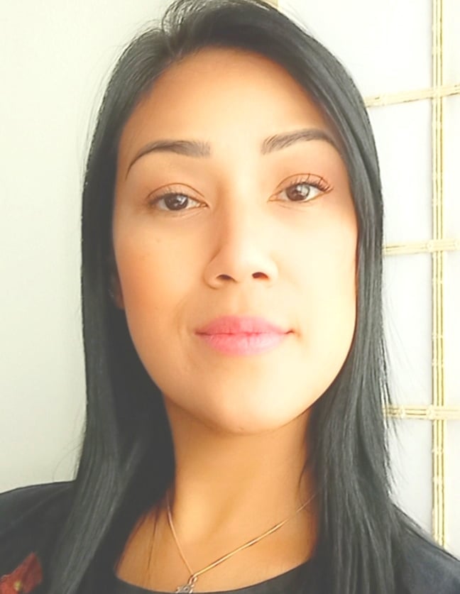 Retrato de uma mulher em estilo selfie, da cabeça aos ombros, em formato retrato três por quatro.