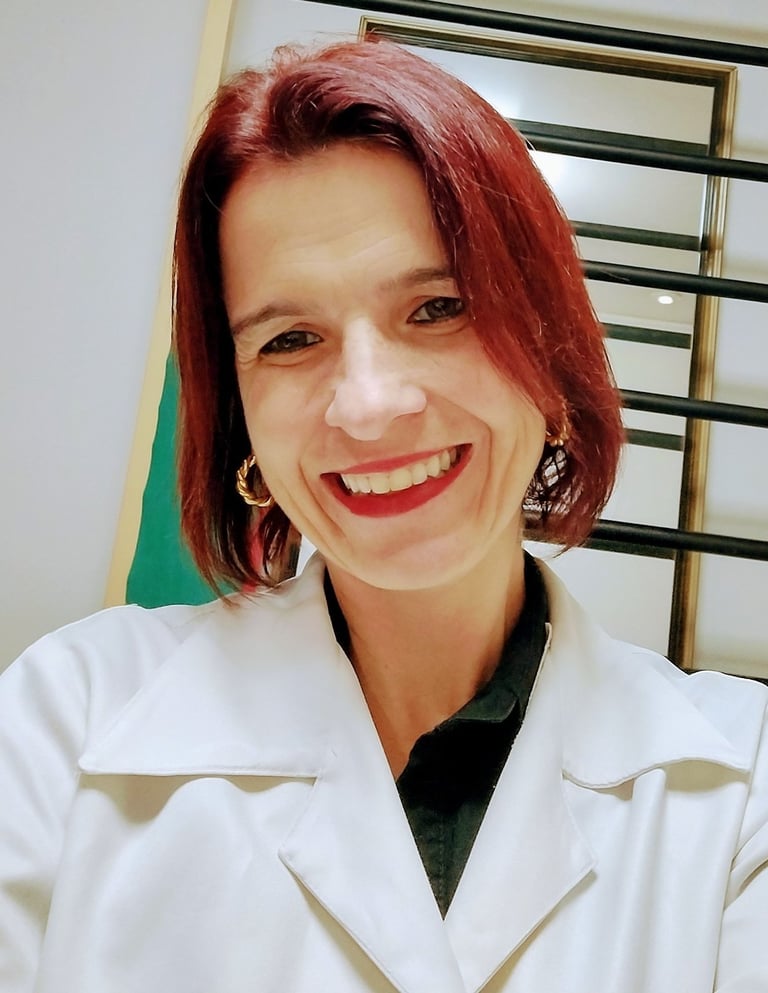 Retrato de uma mulher em estilo selfie, da cabeça ao busto, em formato retrato três por quatro.