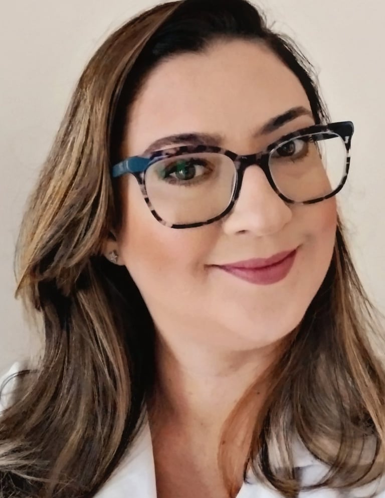 Retrato de uma mulher em estilo selfie, da cabeça ao busto, em formato retrato três por quatro.