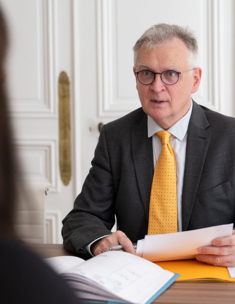 Maître Charles-Édouard Mauger dans son cabinet à Paris