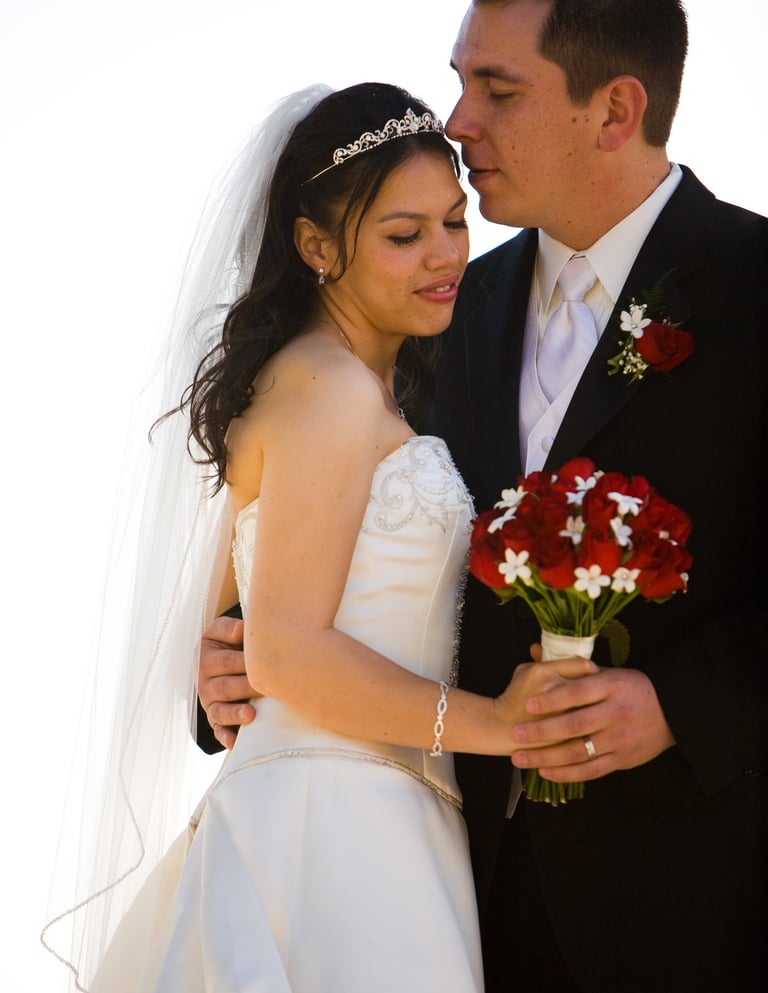 bride and groom session, photoshoot, red roses bouquet