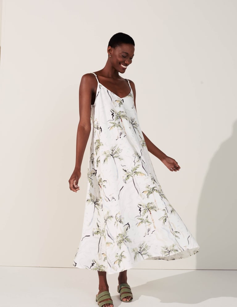 Vestido longo com estampa tropical orgânica com coqueiros, pássaros e mar