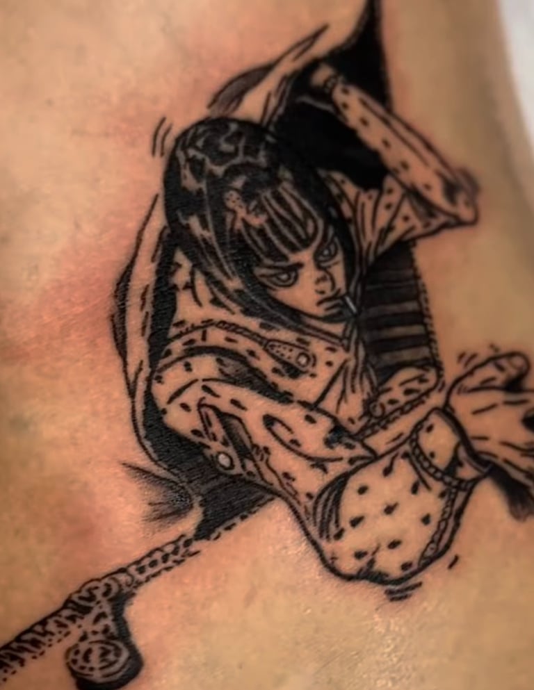 Tatuaje estilo manga en blanco y negro – tatuador en Valencia