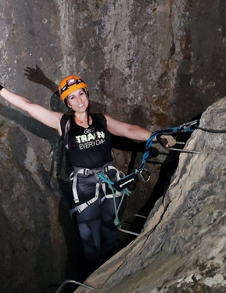 Progresión en la vía ferrata de Atajate