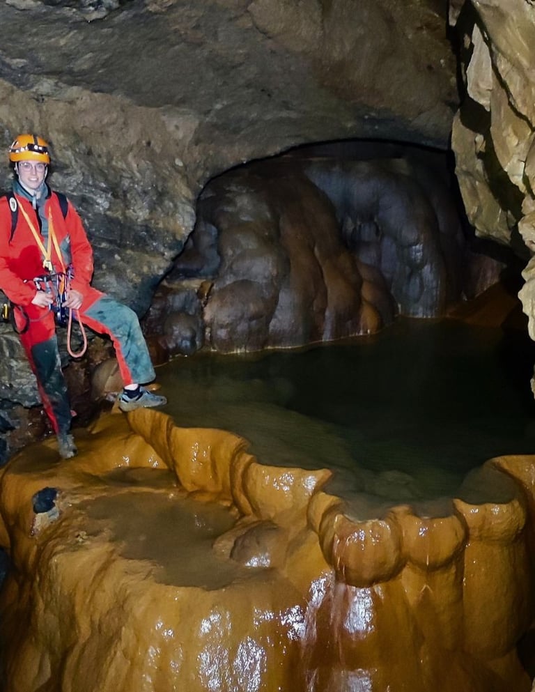 Explorando el gran gour de la Sima del Águila