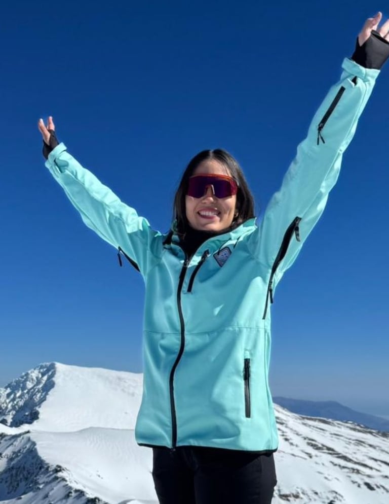 Aventureros en la ascensión al Veleta en invierno durante una ruta de alta montaña