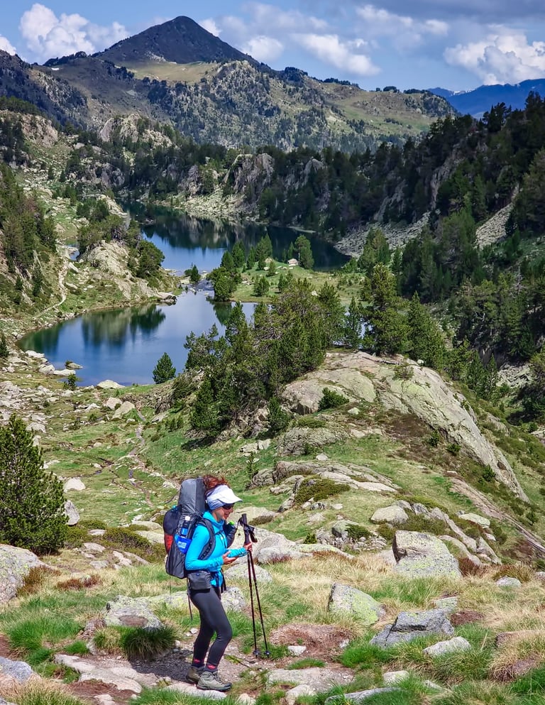 WOMEN TRAKKING AND HIKING IN THE ALPINE PYREENES