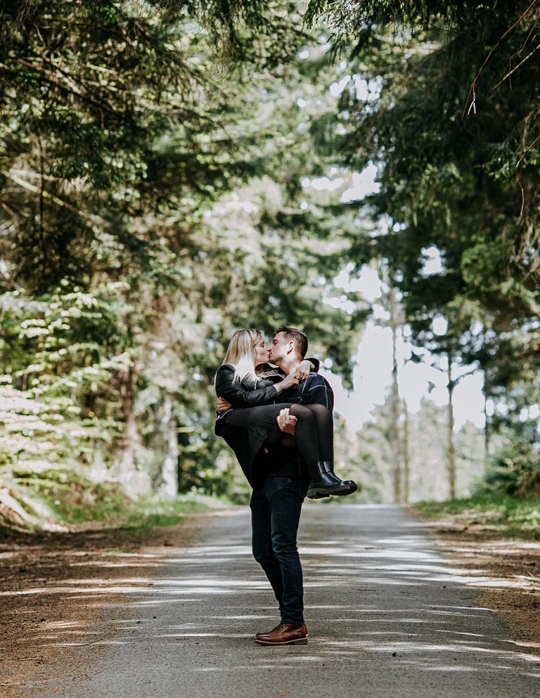 un couple s'embrasse dans la forêt vosgienne