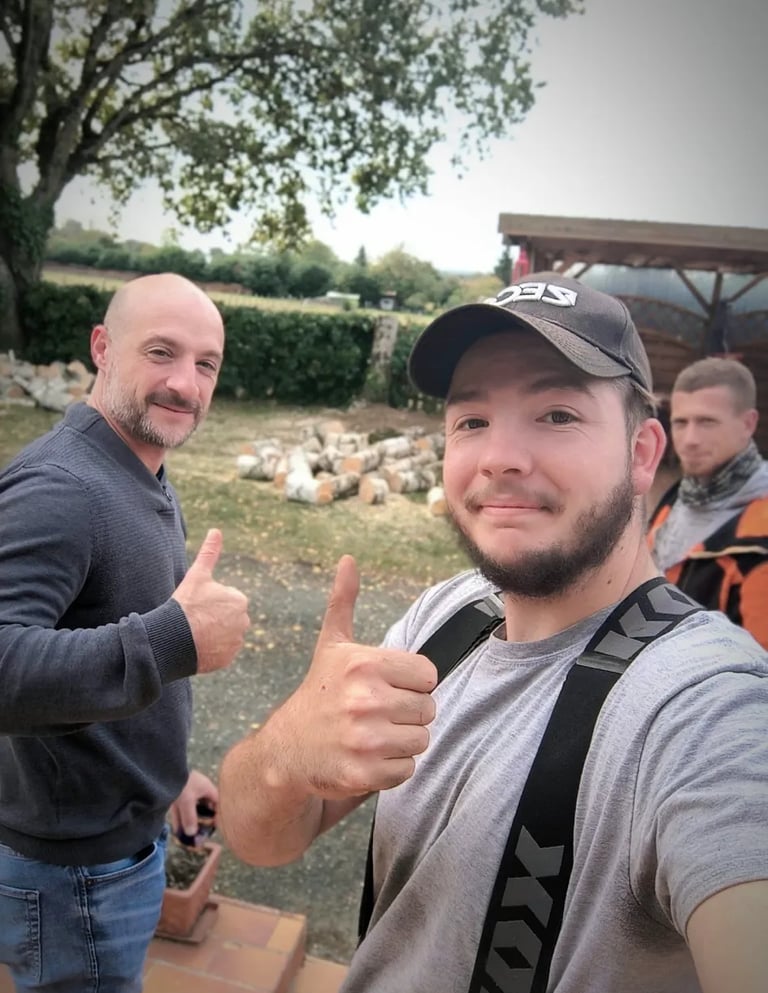 Client avec l'équipe levant le pouce