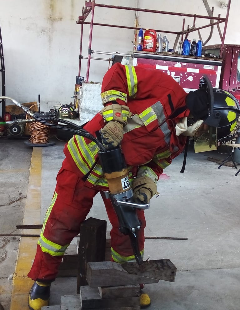 Uno de nuestros bomberos practicando