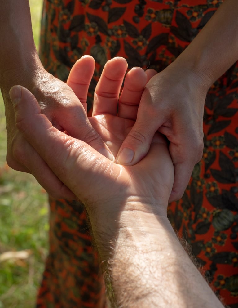 Massage relaxant de la paume de main avec les deux pouces