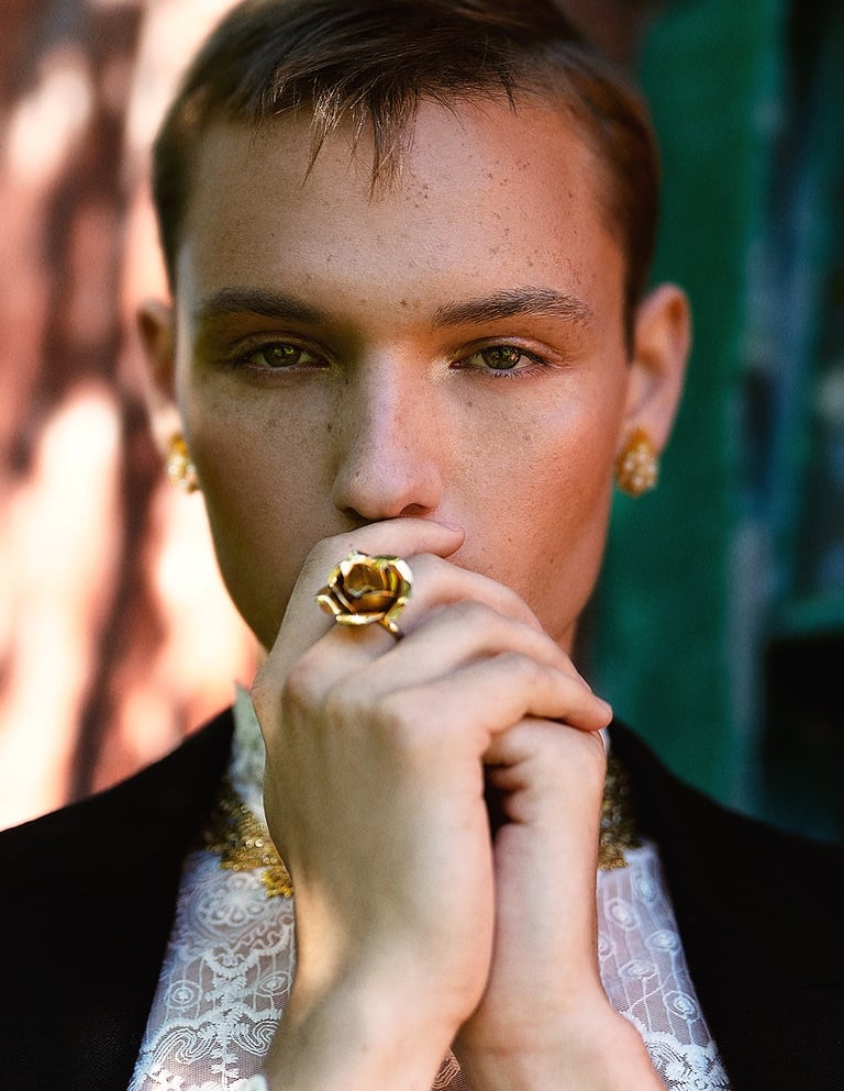 Portrait rapproché homme avec bijoux