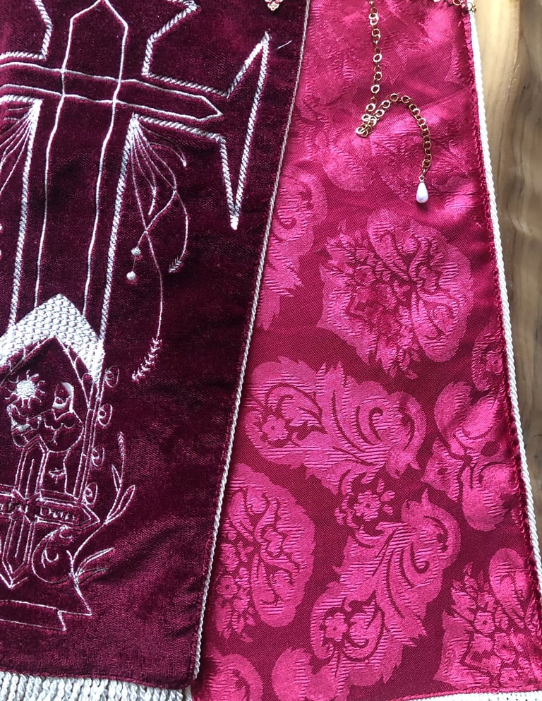 étole de prêtre rouge à la doublure à motifs et aux broderies complexes