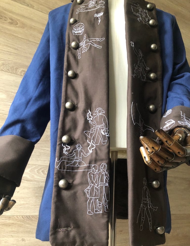 Veste de pirate dont l'histoire est raconté en broderies sur les revers de sa tenue