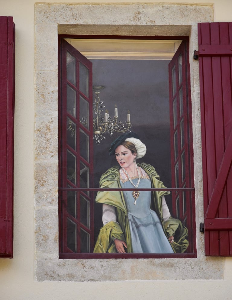 Fenêtre ouverte en trompe-l'oeil sur une façade, une femme en costume d'époque, un lustre.