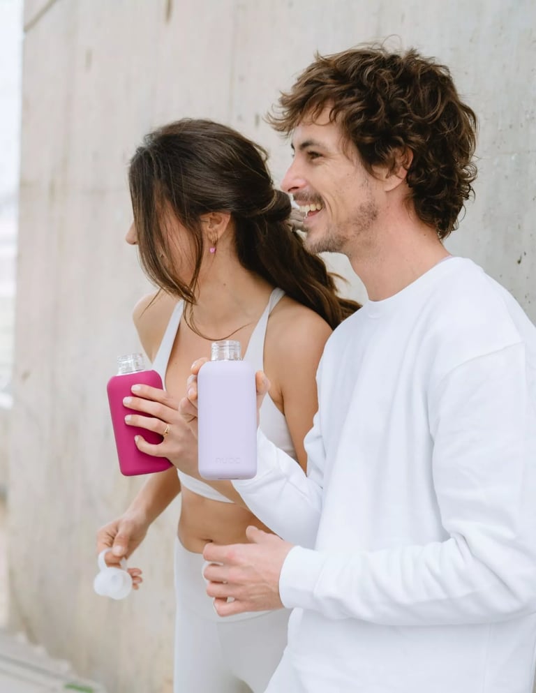 puodeliai ir gertuvės laikomi sportiškos poros rankose