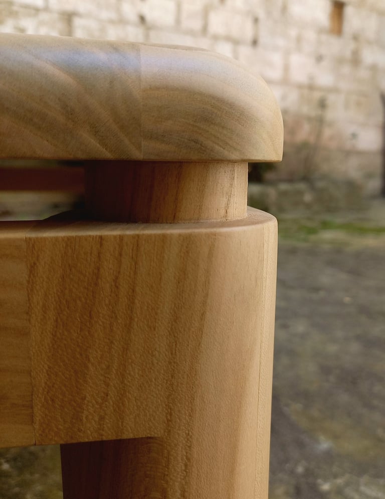 détail du coin de la table mettant en valeur ses arêtes arrondies