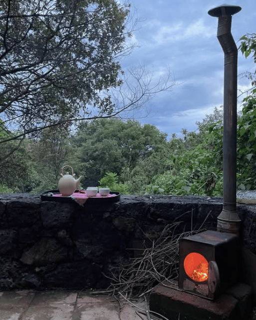 chimenea de campo y juego de té