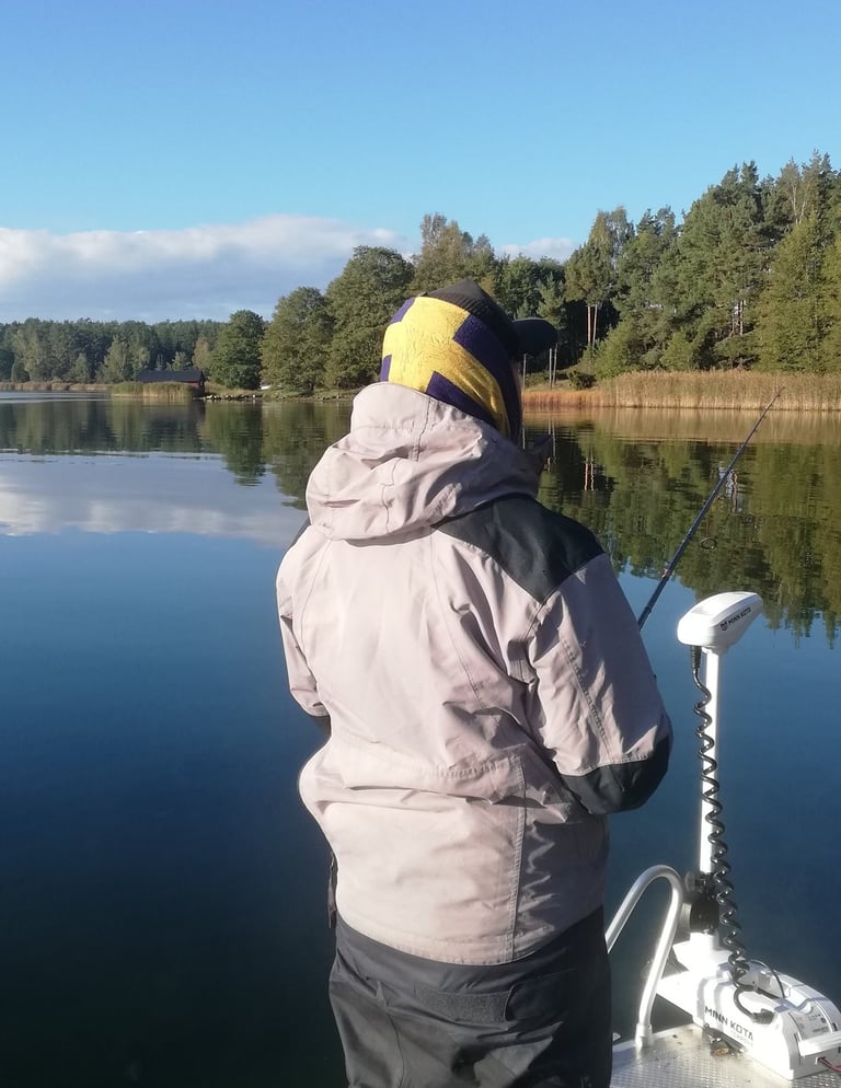 un pêcheur sur un bateau en suede