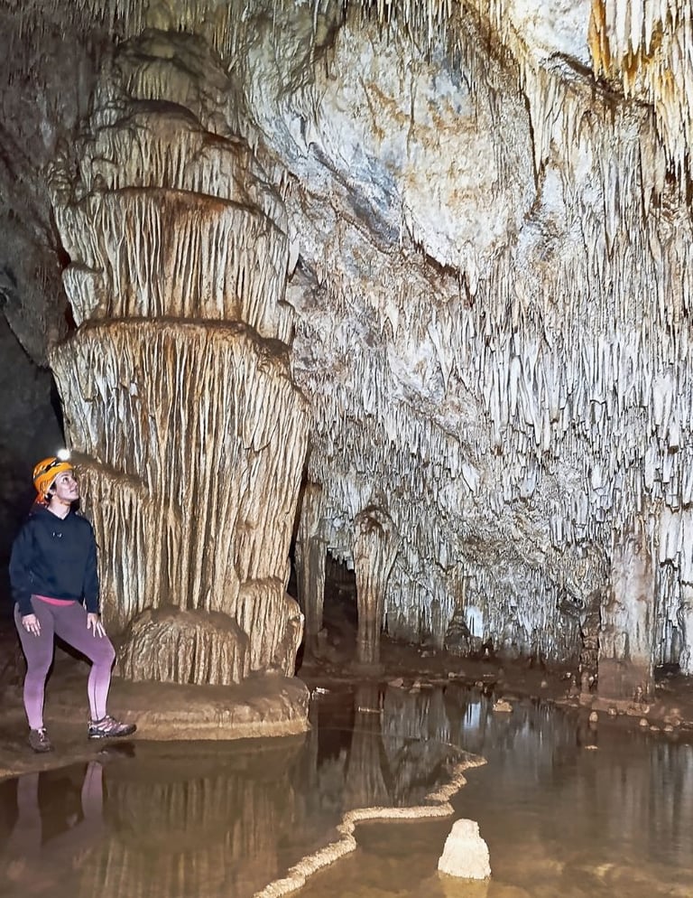 Aventurera realizando pura espeleología con Guadalterra Aventura