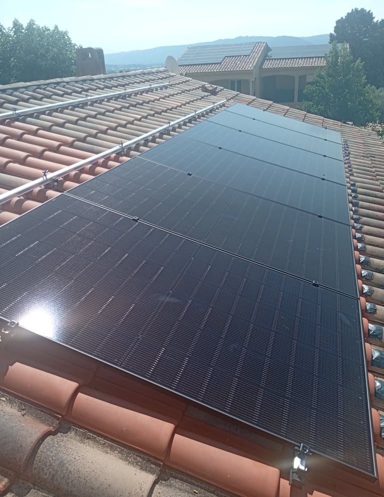 Installation des nouveaux panneaux solaires de 500 Wc sur une toiture rénovée en surimposition à Villeneuve (04)
