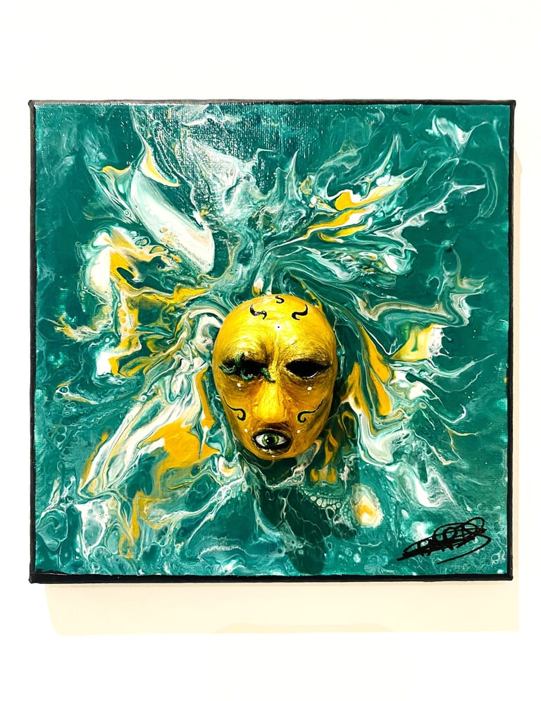 un visage sculpté vert sans yeux, avec un oeil dans la bouche qui émerge d'un tableau vert