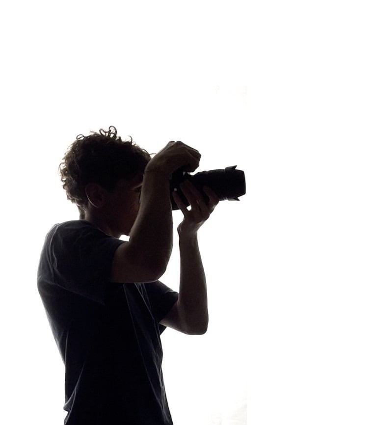 Photographe sur fond blanc de l'entreprise audiovisuel genecis studio tours