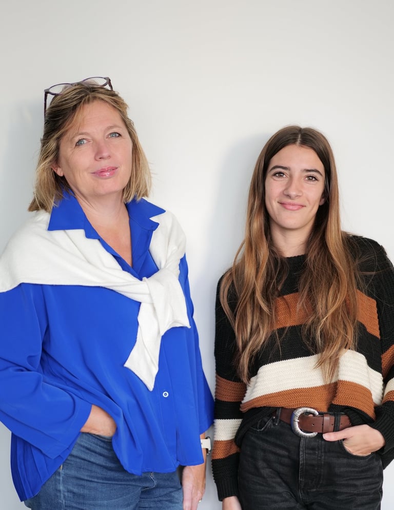 Photo de Caroline la dirigeante et Émilie qui présentent l'accompagnement RH