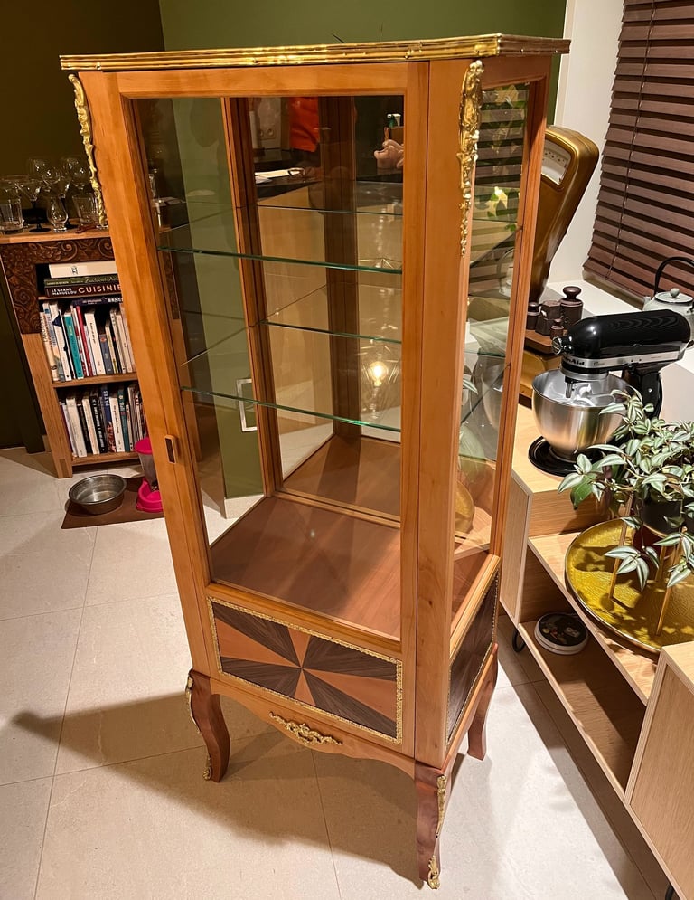 Unieke gefineerde vitrinekast. Perelaar constructie en notelaar fineer afwerking.