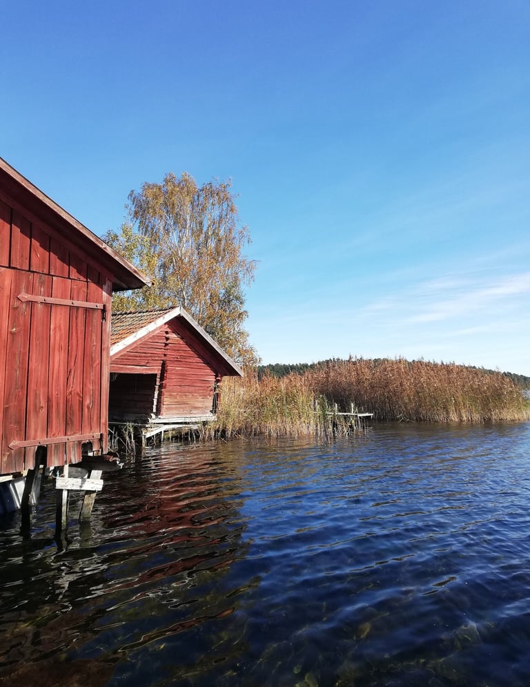 Maison rouge suédoise au bord de l'eau.