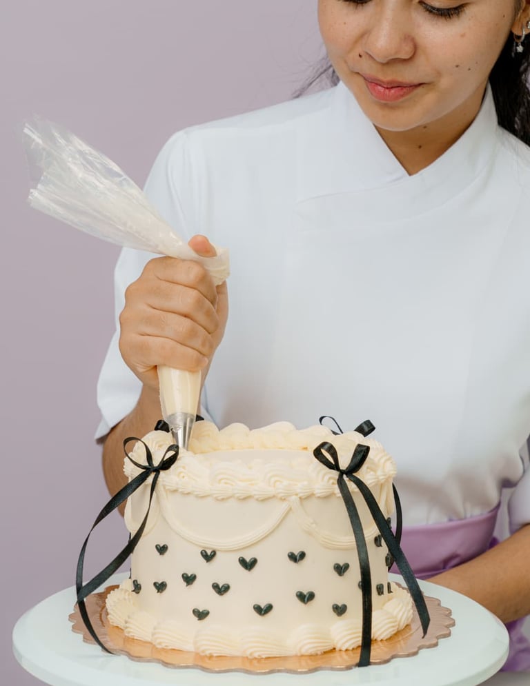 Proceso de decoración de tarta personalizada hecha a mano en Madrid