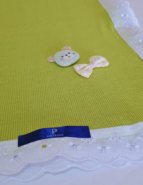 Manta cobertor Pietrino com na cor verde com lese e enfeites