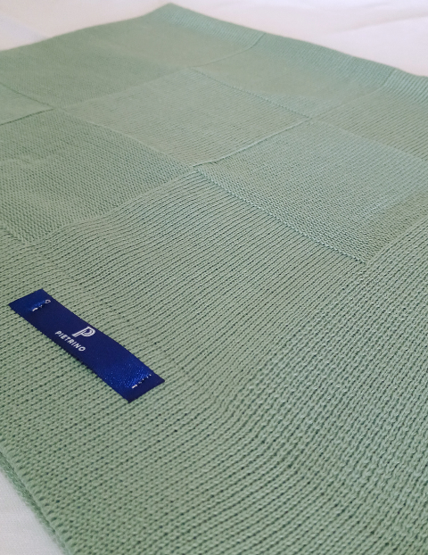 Manta cobertor Pietrino na cor verde com desenho quadrado