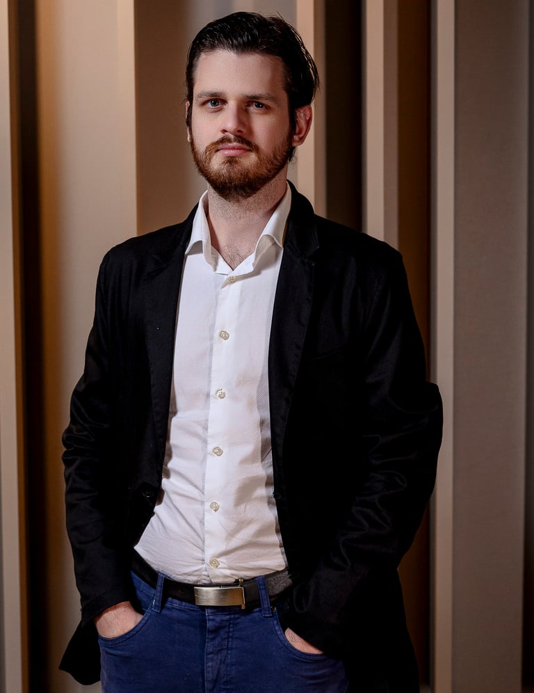 homem estiloso olhando para foto