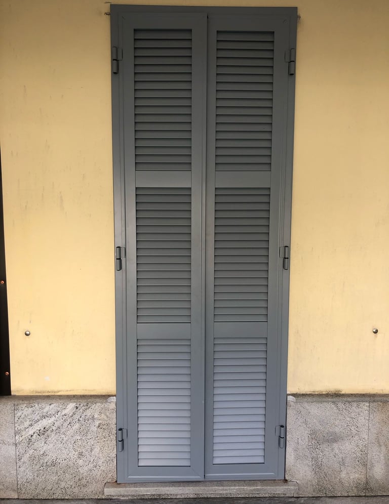 Installazione e riparazione di persiane blindate eseguita da fabbro a Abbiategrasso