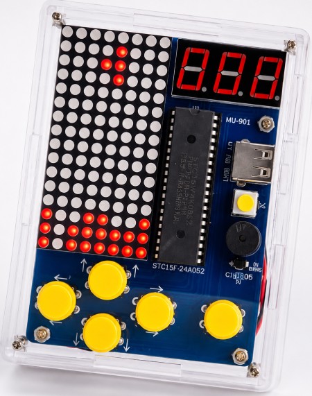 Consola electrónica con matriz LED para aprender programación y soldadura.