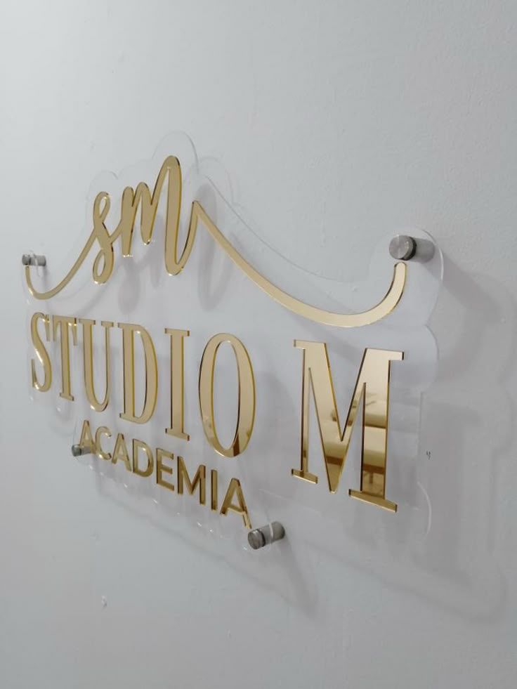 letreros de acrílico con chapetones  acrílico cristal con chapetones placas acrílicas flotantes