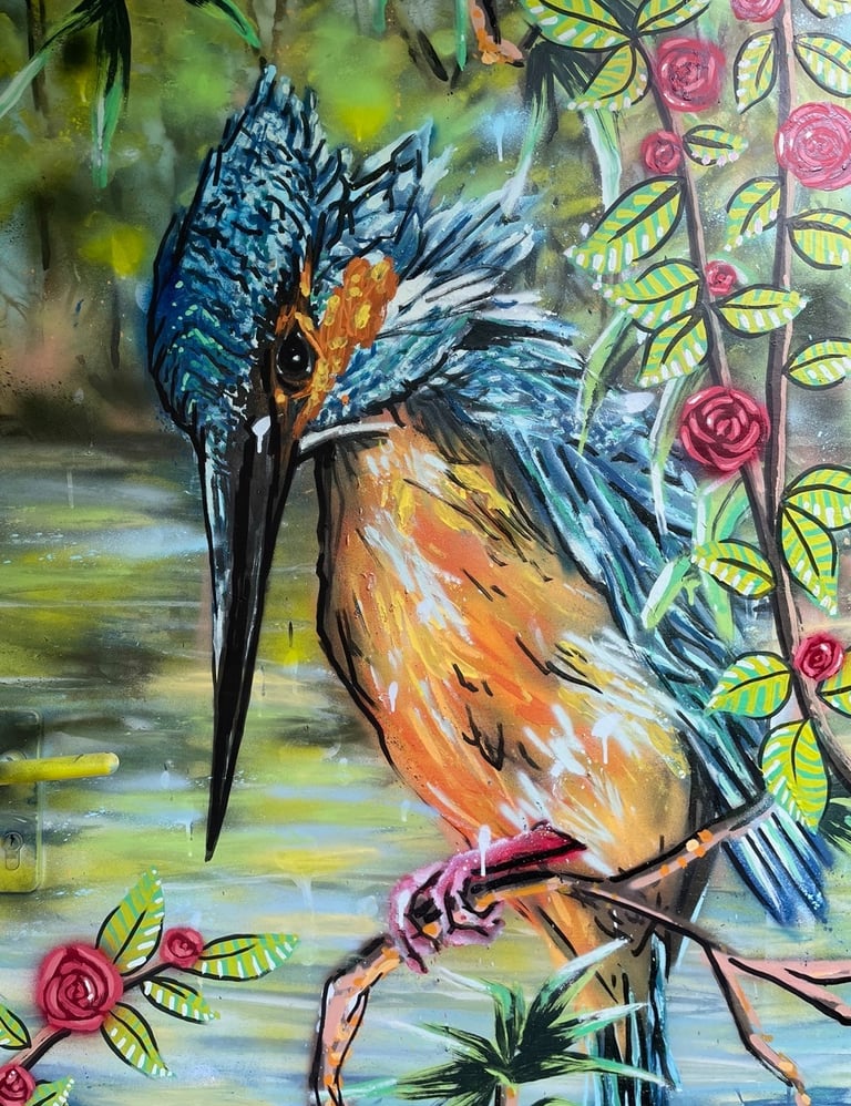 un peinture d'un martin pêcheur avec des fleurs