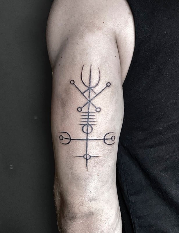 Tatouage d'un Ulfsvard, l'allégeance des loups.