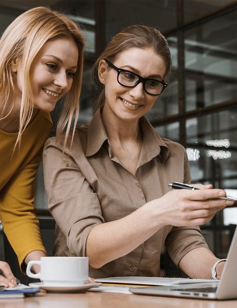 Unternehmerin präsentiert attraktive Mitarbeitervorteile für Ihr Team