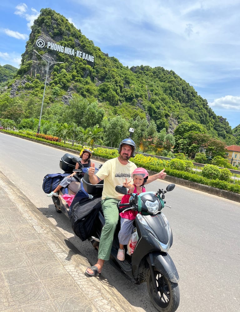 Expert du Vietnam à moto avec ses deux filles