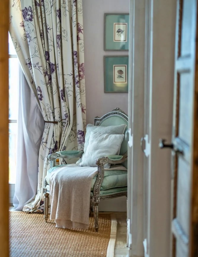 Armchair with blanket in a cozy corner at Finca Santa Katerina
