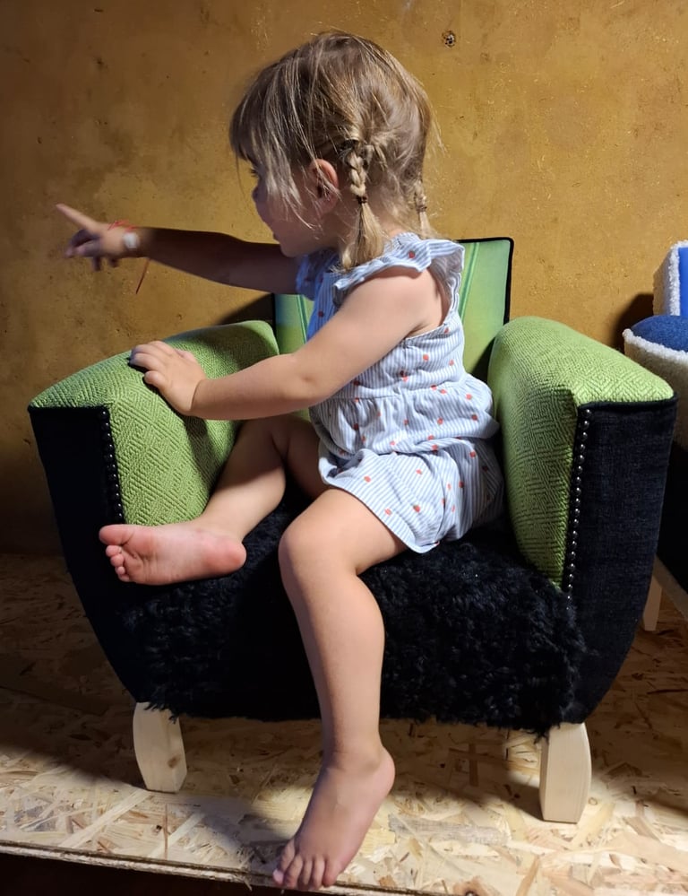 Enfant appréciant le fauteuil Au bonheur des postérieurs