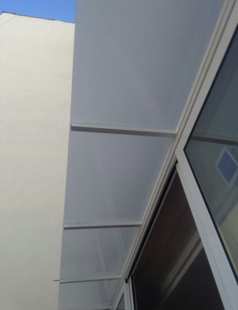 Marquesina de vidrios translucidos