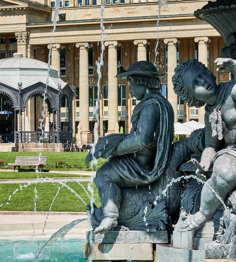 eine Fontäne mit zwei Jungen Statuen in Stuttgart