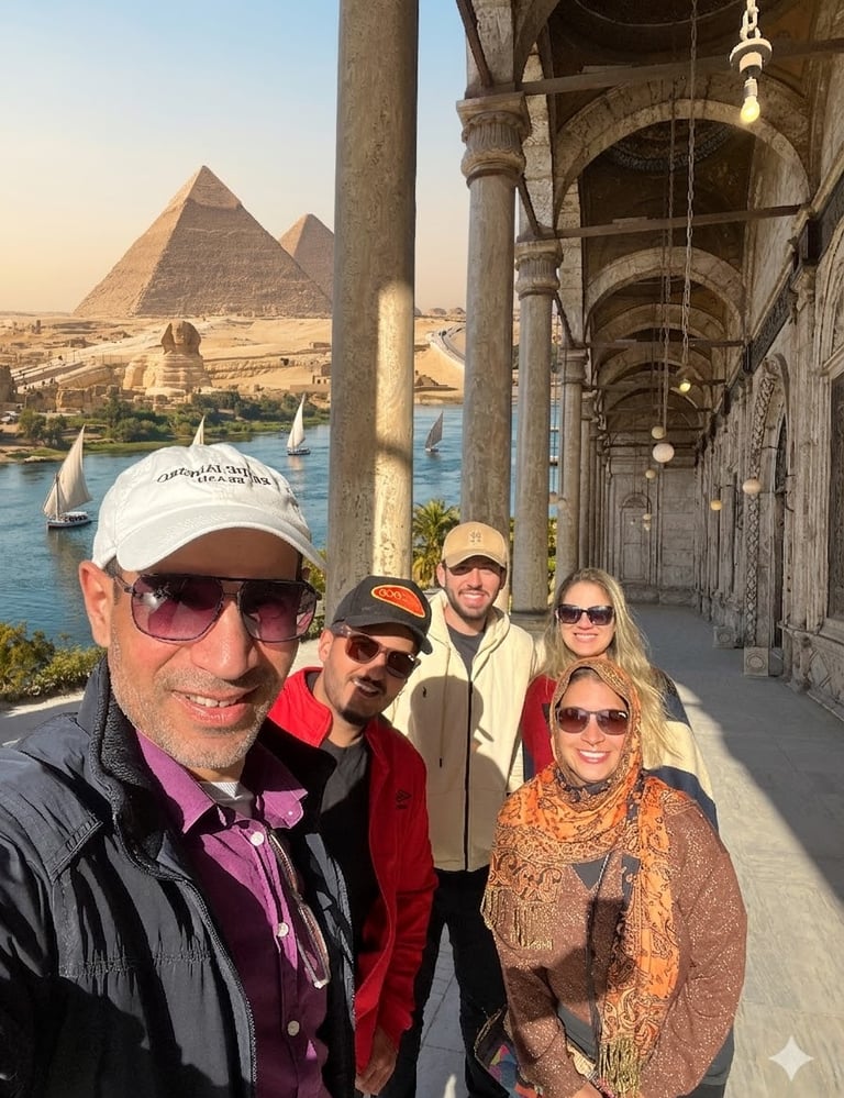 Guia profissional egiptólogo tira selfie com grupo de turistas brasileiros na colunata histórica da Cidadela do Cairo