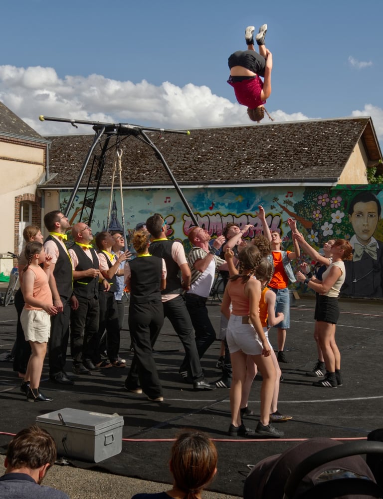 Spectacle de rue à Illiers-Combray — reportage photo sur la vitalité de la vie associative locale.