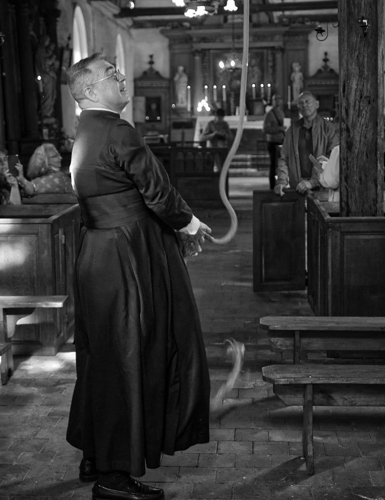 Photoreportage sur la vie paroissiale à Saint-Eman — moment symbolique du patrimoine culturel l