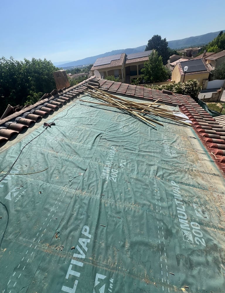 Ancienne installation solaire déposée avec système d'intégration au bâti avant rénovation de la toiture à Villeneuve (04).