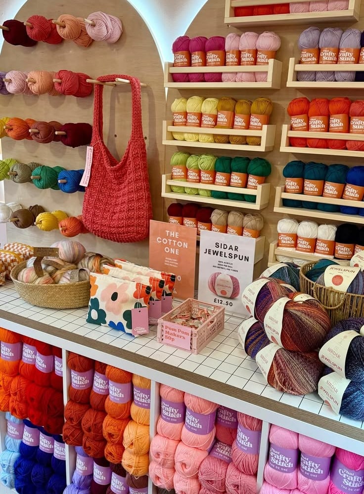 lugar de trabajo, taller de crochet, muchas lanas y colores